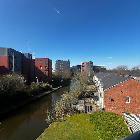 Serene 2-Bed Flat With Canal Views - Coop Live & Ethiad マンチェスター エクステリア 写真