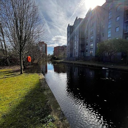 Serene 2-Bed Flat With Canal Views - Coop Live & Ethiad マンチェスター エクステリア 写真