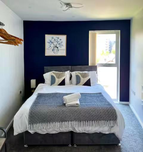 Serene 2-Bed Flat With Canal Views - Coop Live & Ethiad マンチェスター エクステリア 写真