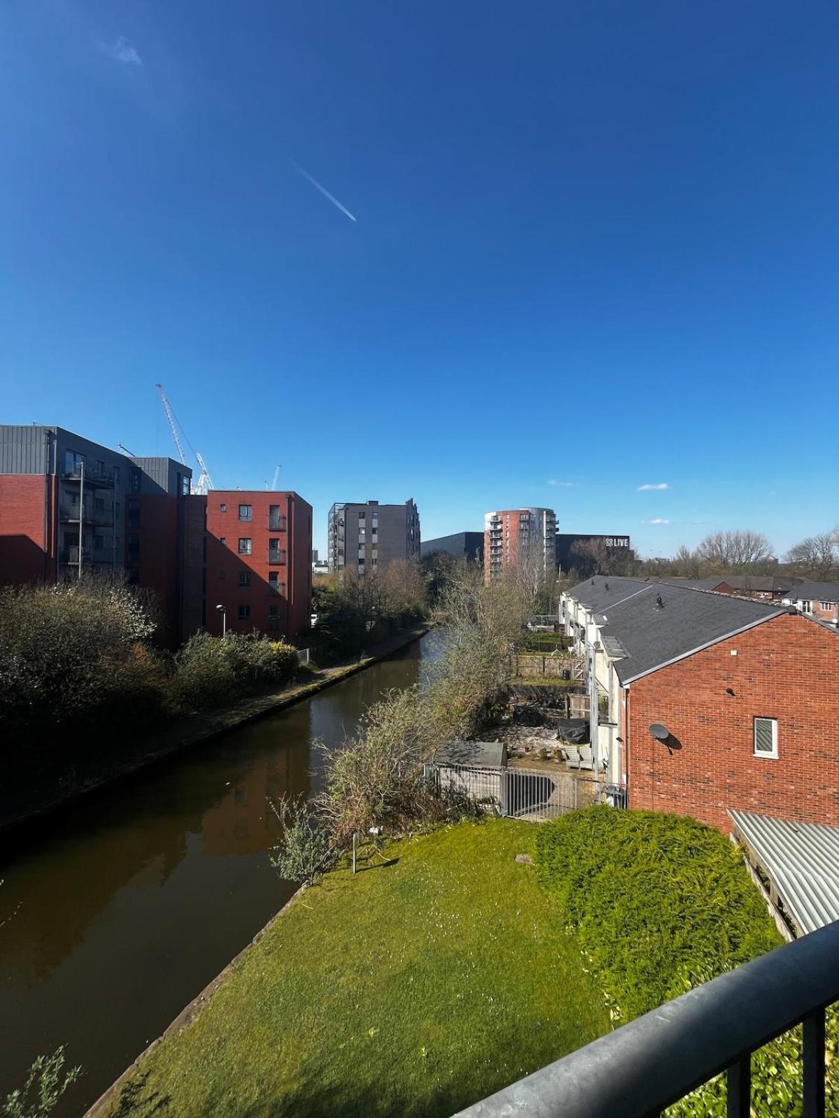 Serene 2-Bed Flat With Canal Views - Coop Live & Ethiad マンチェスター エクステリア 写真