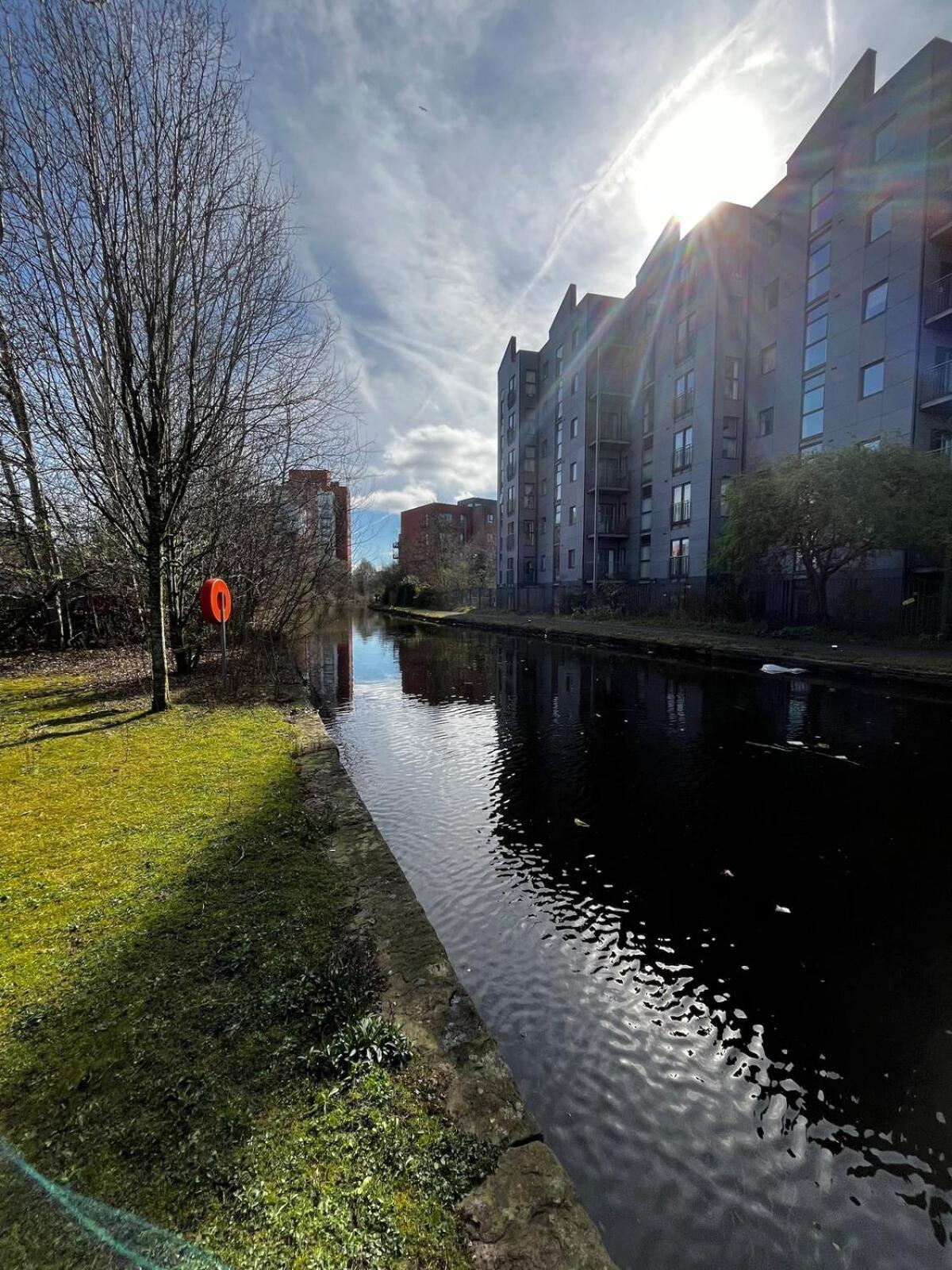 Serene 2-Bed Flat With Canal Views - Coop Live & Ethiad マンチェスター エクステリア 写真