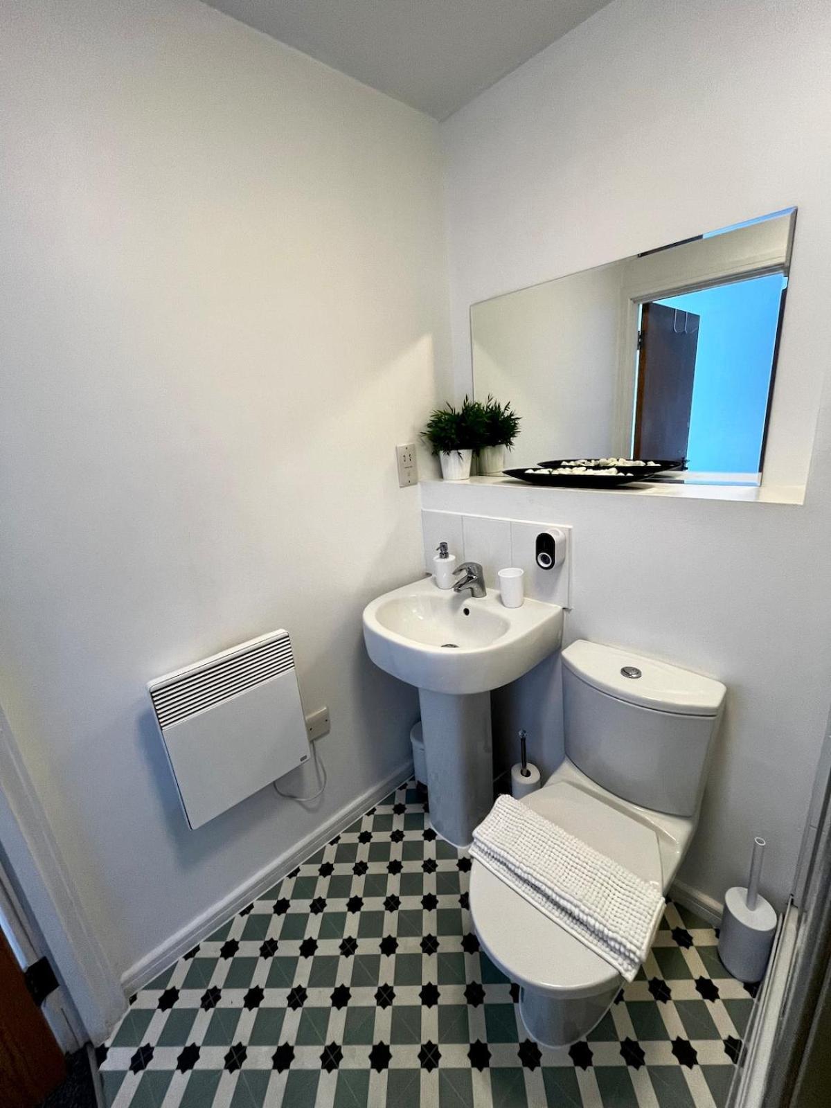 Serene 2-Bed Flat With Canal Views - Coop Live & Ethiad マンチェスター エクステリア 写真