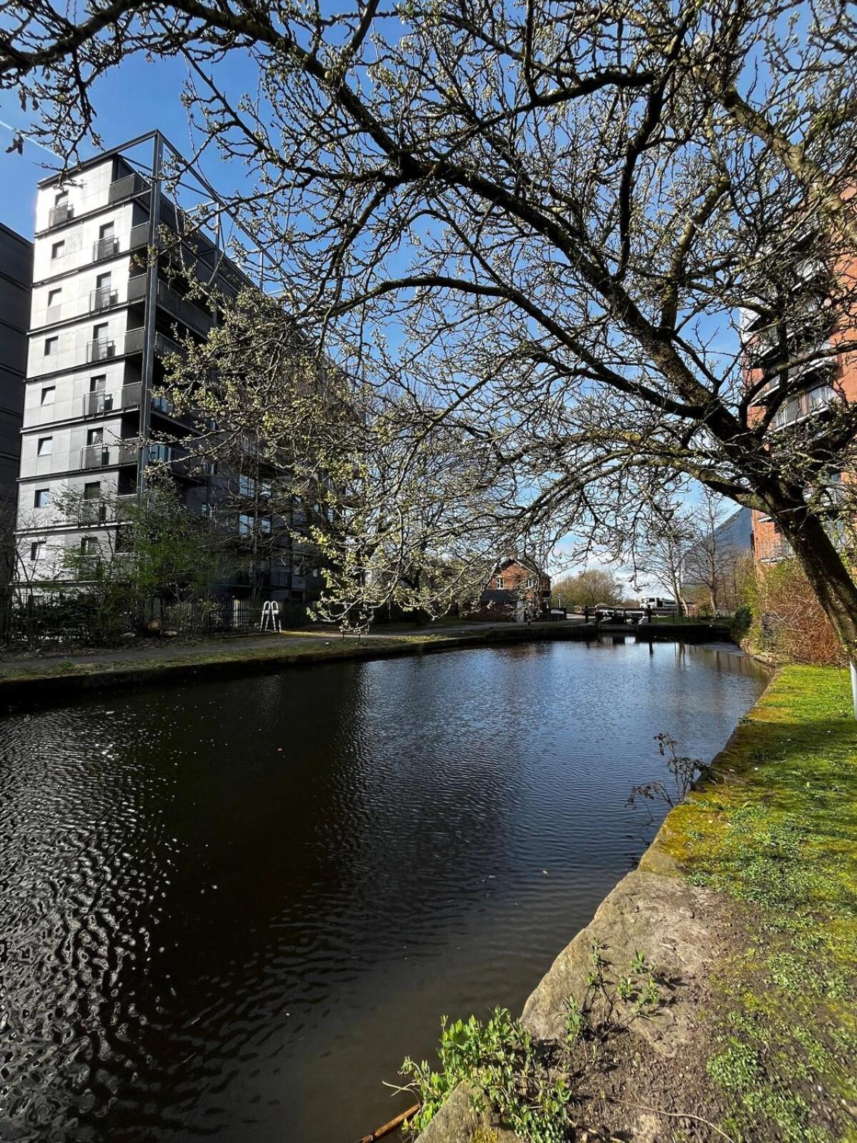 Serene 2-Bed Flat With Canal Views - Coop Live & Ethiad マンチェスター エクステリア 写真