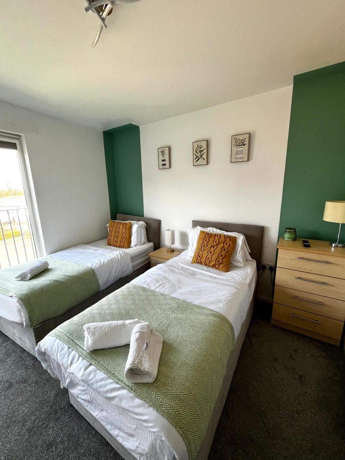 Serene 2-Bed Flat With Canal Views - Coop Live & Ethiad マンチェスター エクステリア 写真