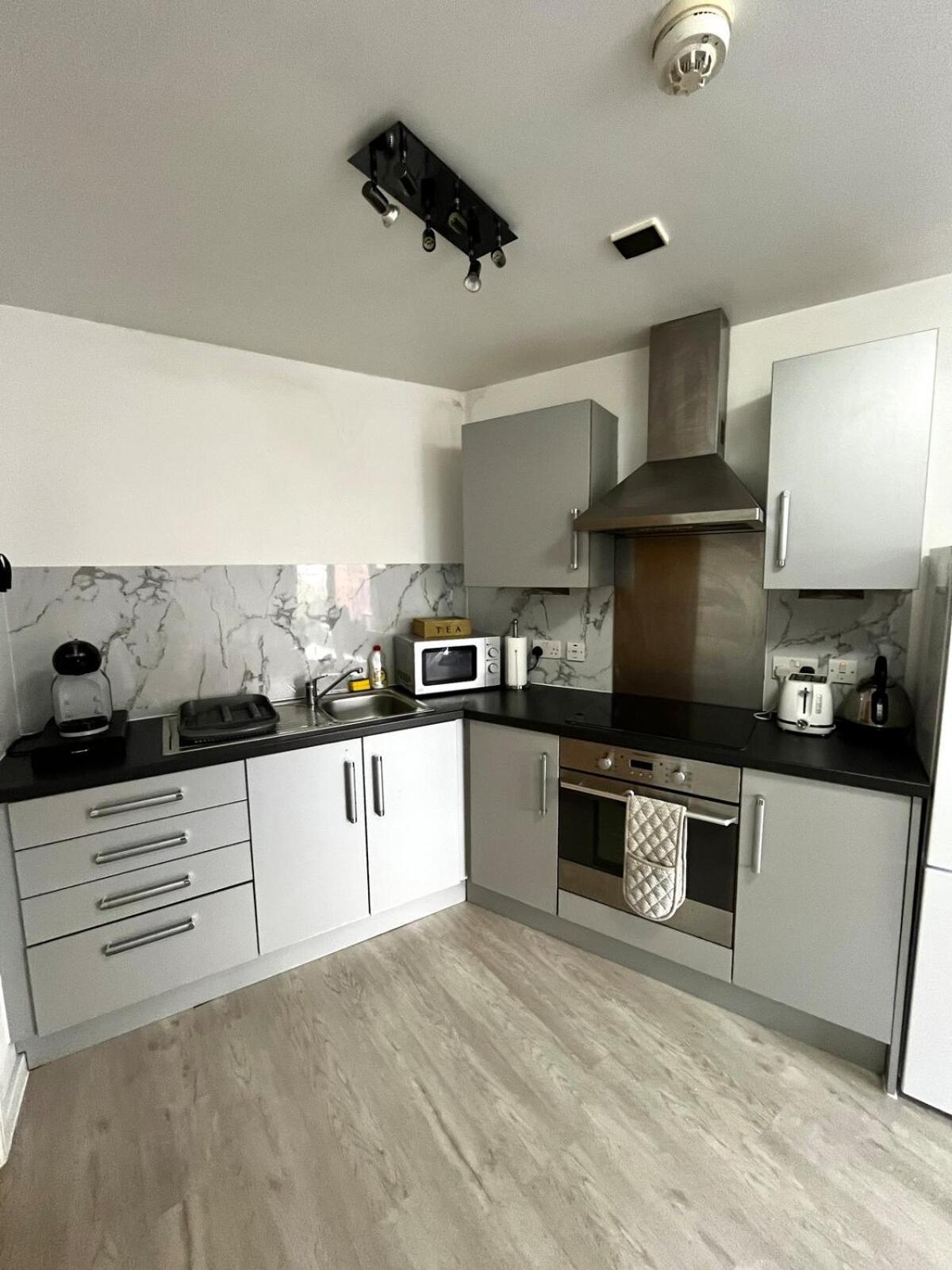 Serene 2-Bed Flat With Canal Views - Coop Live & Ethiad マンチェスター エクステリア 写真