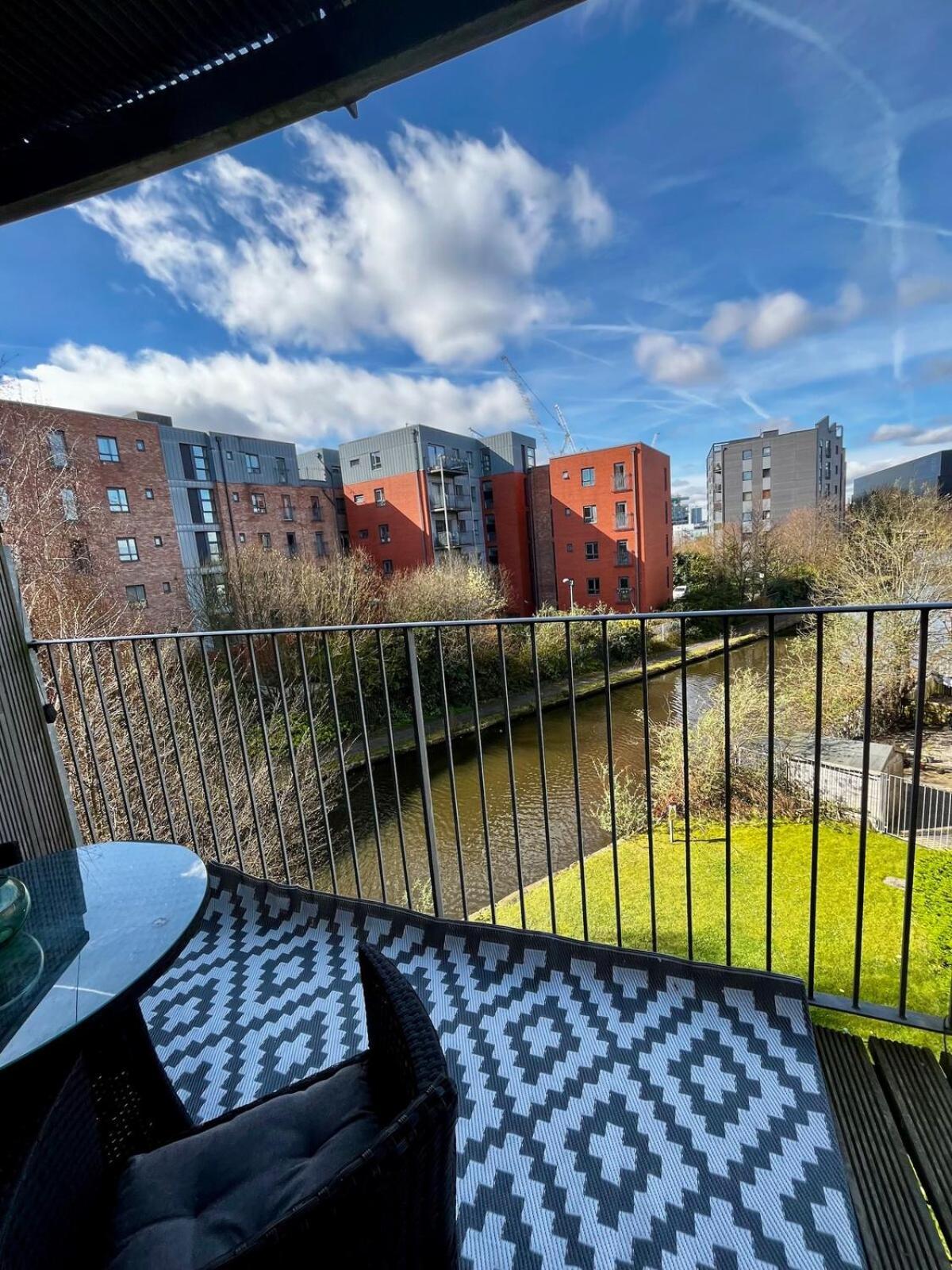 Serene 2-Bed Flat With Canal Views - Coop Live & Ethiad マンチェスター エクステリア 写真