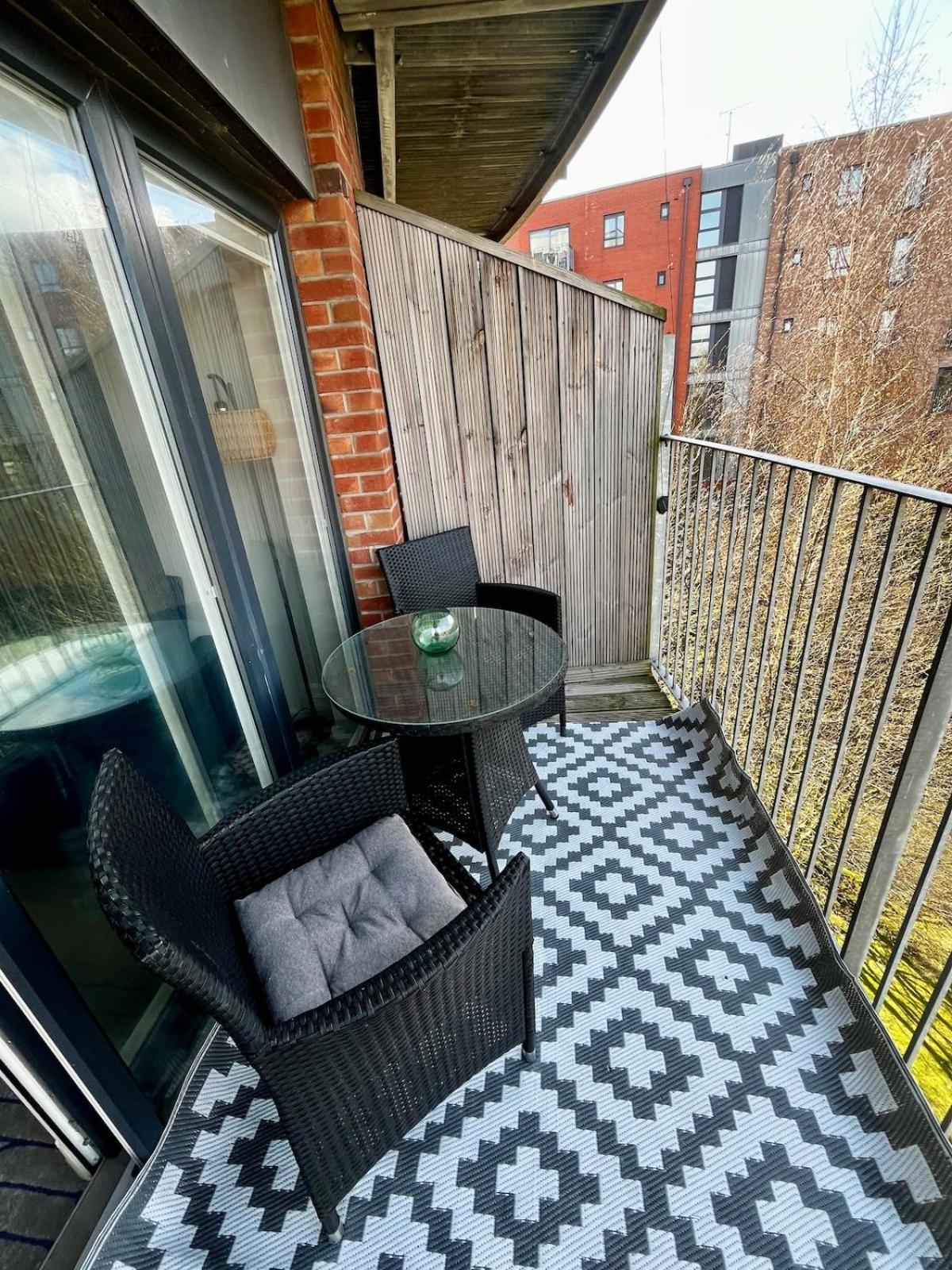 Serene 2-Bed Flat With Canal Views - Coop Live & Ethiad マンチェスター エクステリア 写真