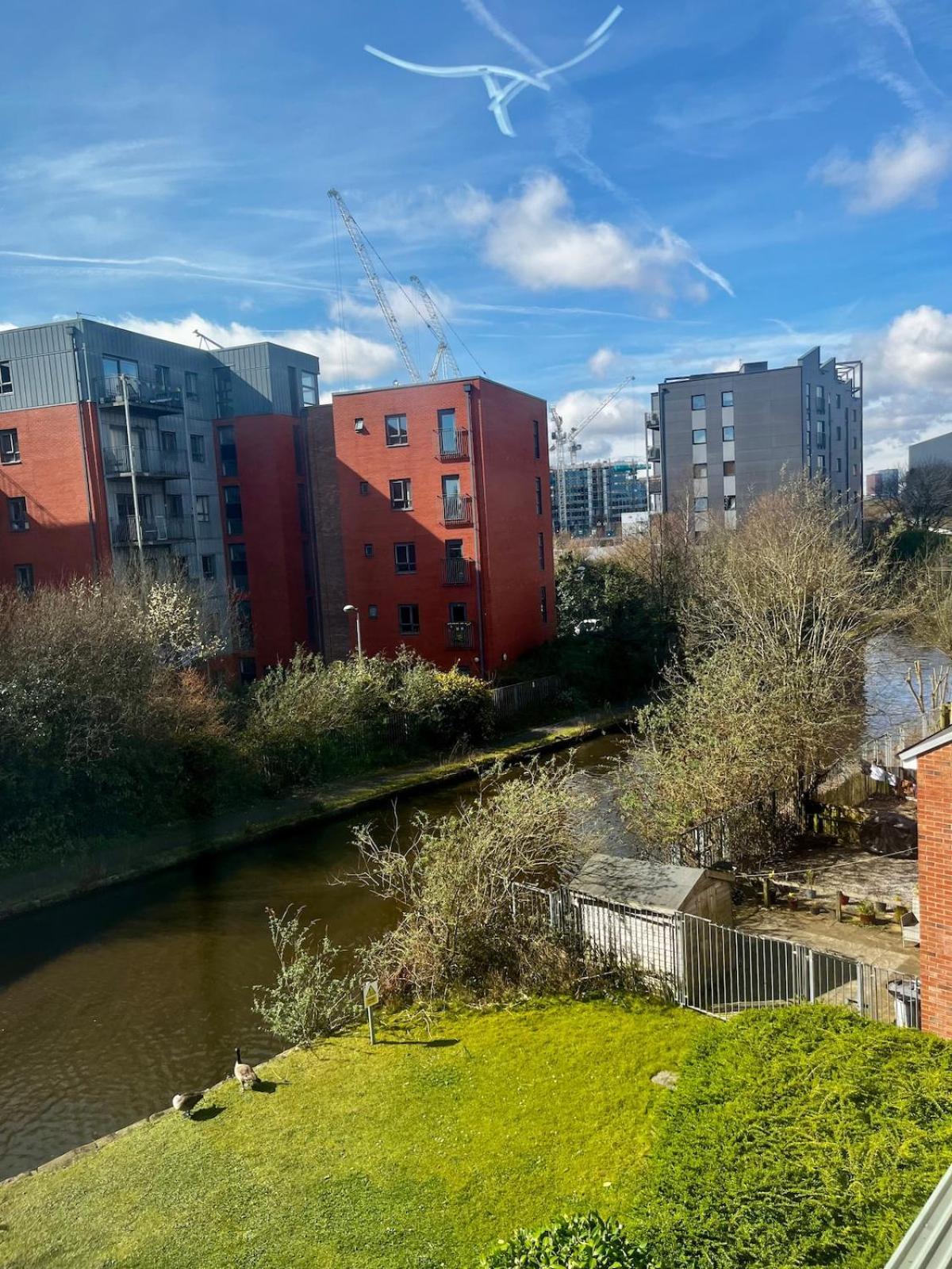 Serene 2-Bed Flat With Canal Views - Coop Live & Ethiad マンチェスター エクステリア 写真
